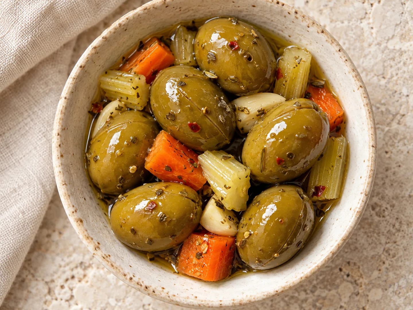 Détail d’olives assaisonnées avec carotte, céleri et herbes