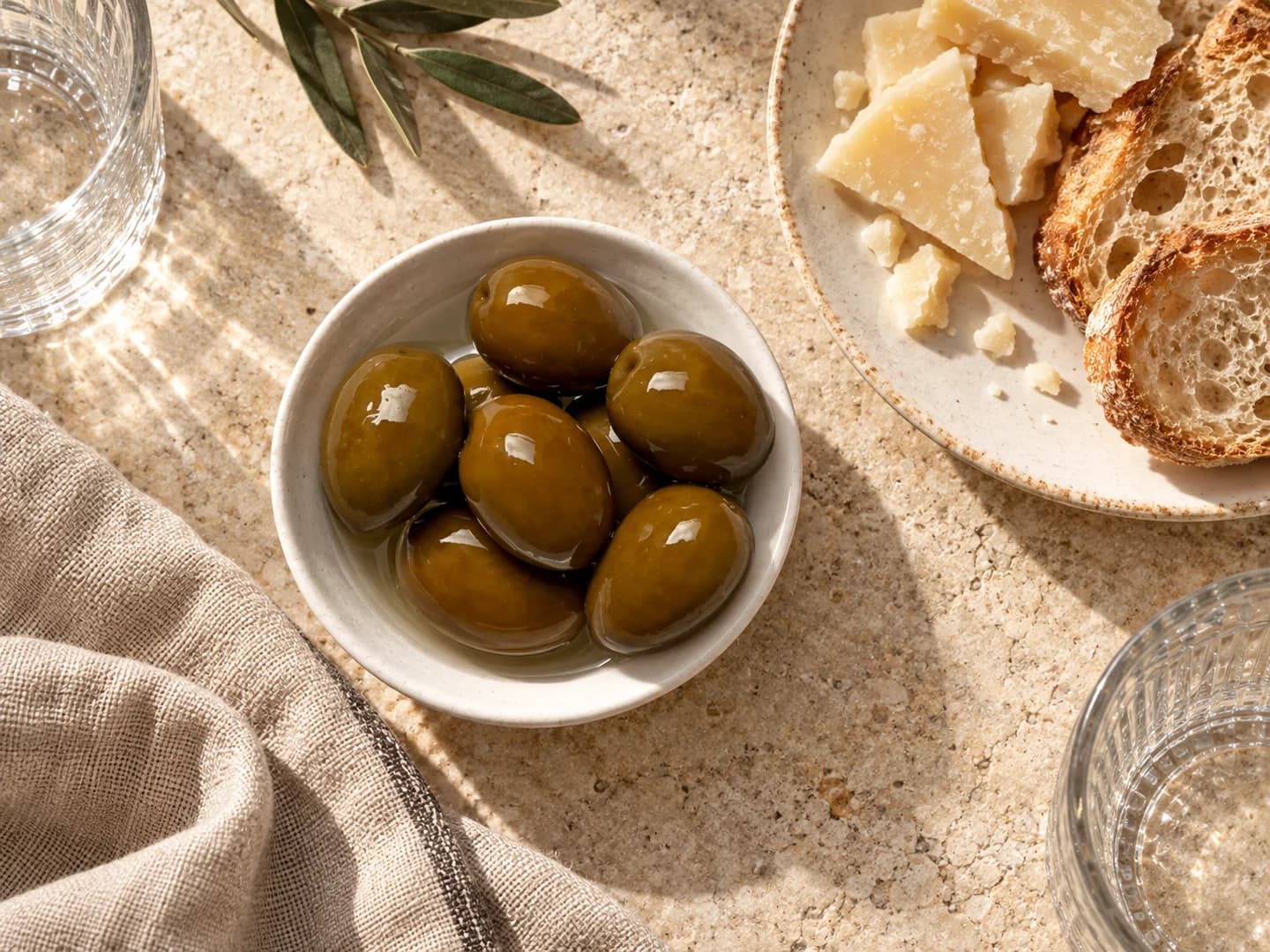 Suggestion apéritive : olives vertes en saumure, pain et fromage à côté