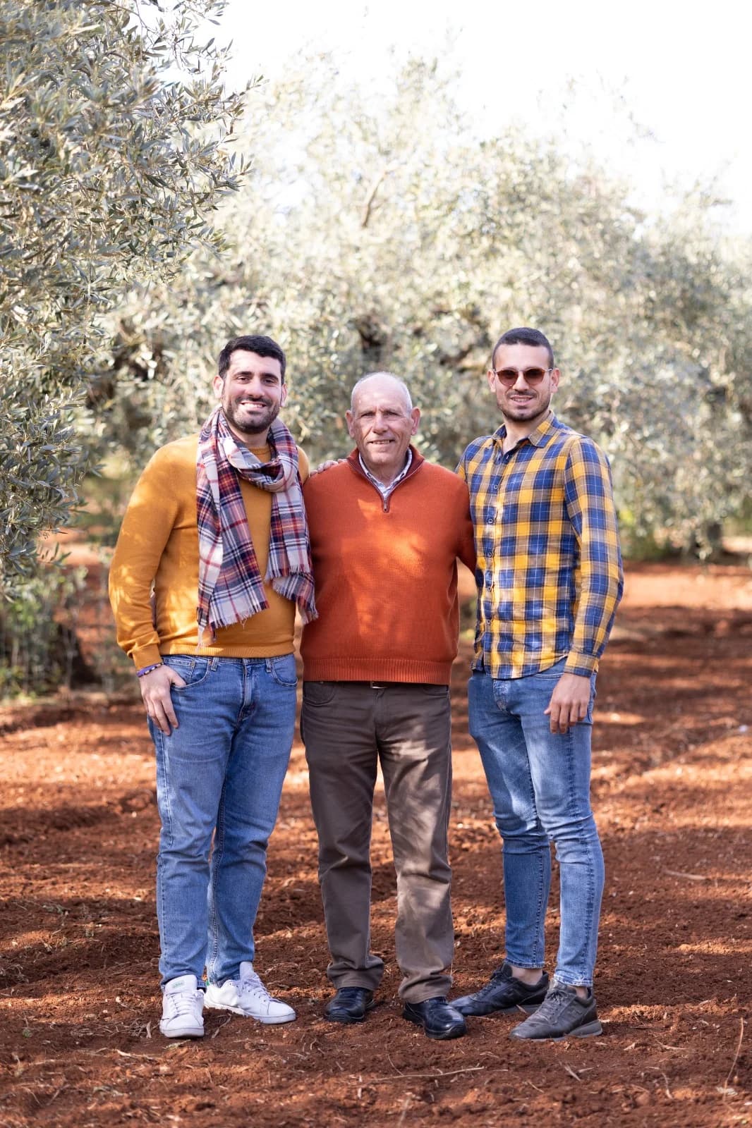 La famille Tunnaliva dans son oliveraie en Sicile