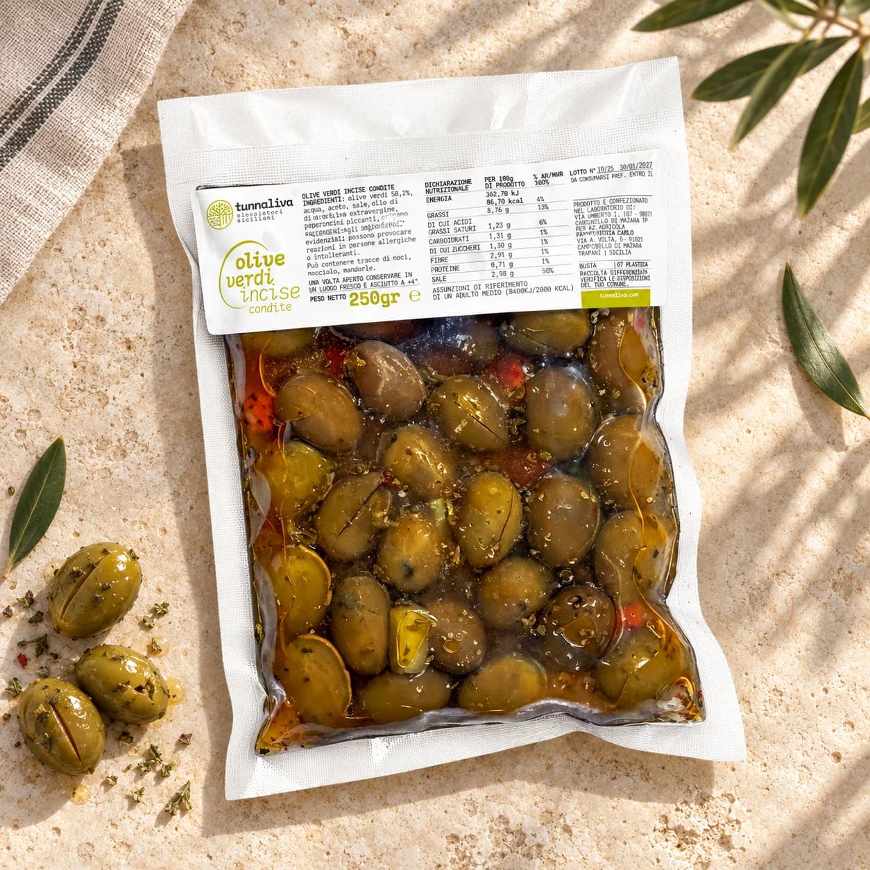 Olives vertes incisées au céleri et aux carottes — Sachet 250 g