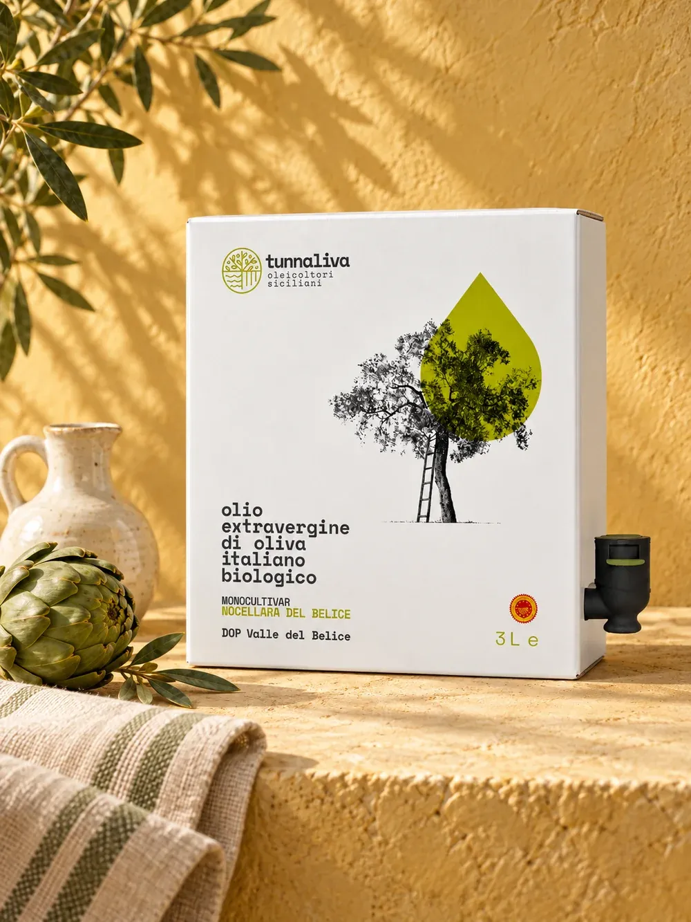 Three-litre bag-in-box with a jug against a golden background